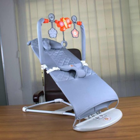 প্রিমিয়াম মিউজিক্যাল বেবি বাউন্সার চেয়ার – হালকা, পোর্টেবল ও নরম ফ্যাব্রিক, ভাইব্রেশন ও মিউজিক সহ
